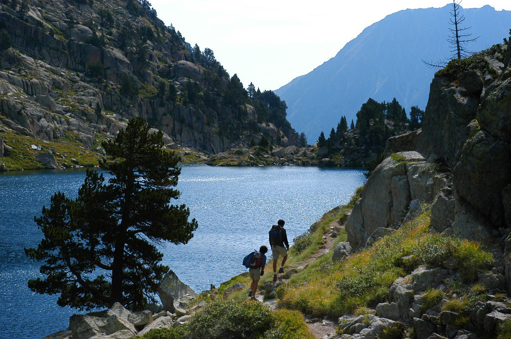 Dos excursionistres al costat d'un llac del Parc Nacional d'Aigüestortes Foto: Jordi Pou